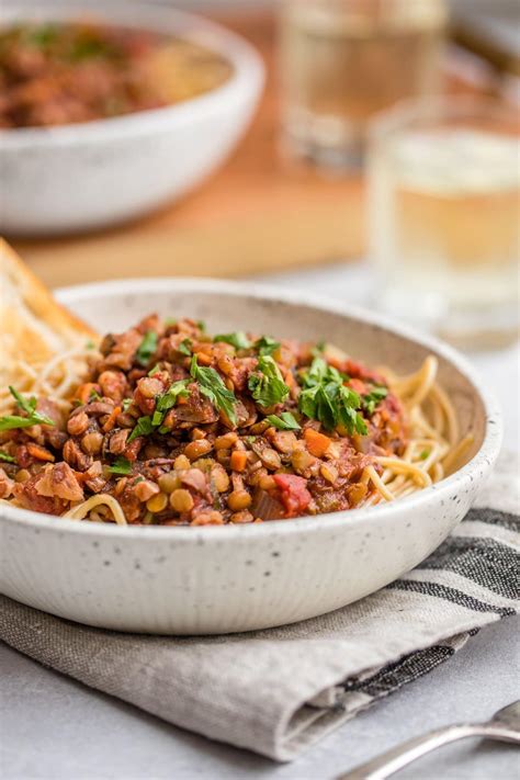 How many carbs are in lentil bolognese over whole wheat penne, swiss cheese, haricot verts (600veg) - calories, carbs, nutrition