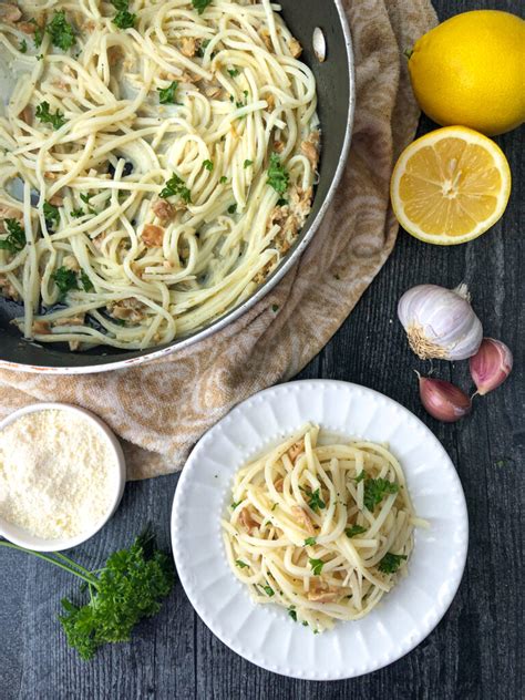 How many carbs are in linguine with clam sauce, with breadstick - calories, carbs, nutrition