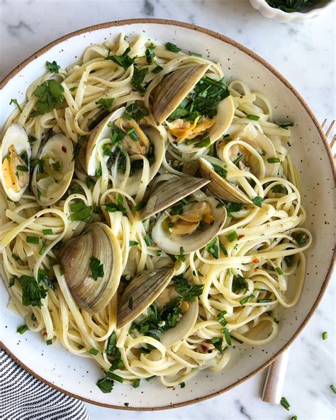 How many carbs are in linguine with light clam sauce - calories, carbs, nutrition