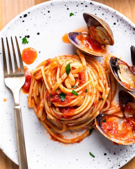 How many carbs are in linguini with red clam sauce - calories, carbs, nutrition