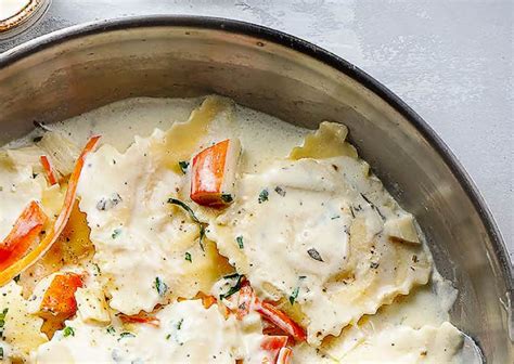 How many carbs are in lobster ravioli with sage cream sauce, green peas, wheat roll and smart balance spread (600hs) - calories, carbs, nutrition