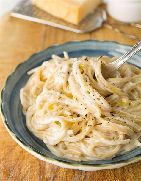 How many carbs are in macaroni pasta in a creamy cheddar cheese sauce and served with toasted garlic bread - calories, carbs, nutrition