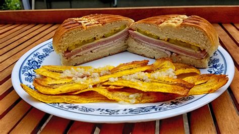 How many carbs are in media noche panini sandwich - calories, carbs, nutrition