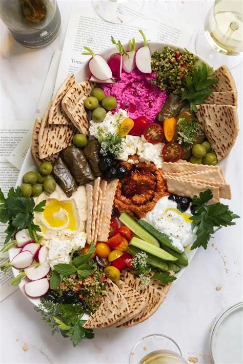 How many carbs are in mediterranean mezze box - calories, carbs, nutrition