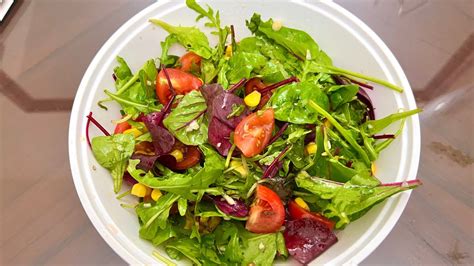How many carbs are in mixed leaves, cherry tomatoes, peppers, carrots and vinaigrette salad - calories, carbs, nutrition