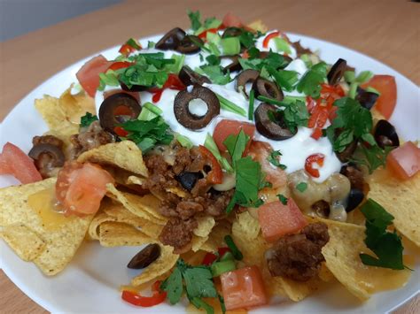 How many carbs are in nachos supreme with beef - calories, carbs, nutrition