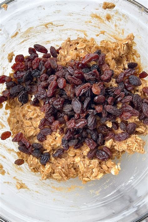 How many carbs are in oatmeal raisin chocolate chip - calories, carbs, nutrition