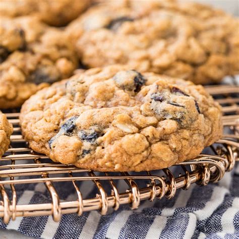 How many carbs are in oatmeal raisin cookies (to go) - calories, carbs, nutrition