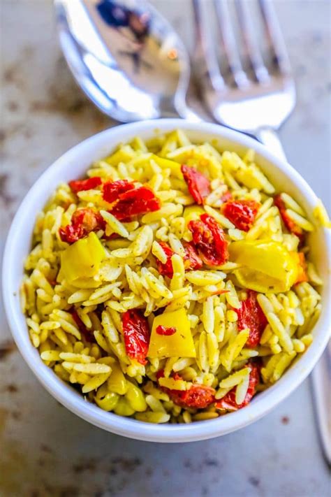 How many carbs are in orzo, sundried tomatoes & walnut salad - calories, carbs, nutrition