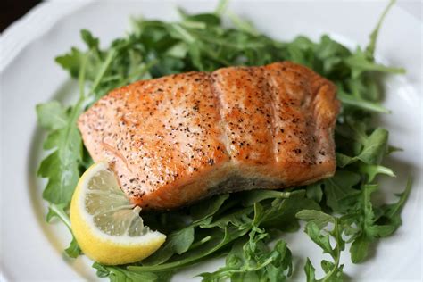 How many carbs are in pan-fried salmon on a bed of spinach and drizzled with salsa verde - calories, carbs, nutrition