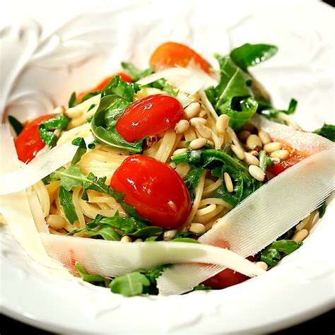How many carbs are in pasta, chicken, arugula, pine nuts, parmesan, olive oil & fettuccini - calories, carbs, nutrition