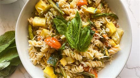 How many carbs are in pasta primavera and bread - calories, carbs, nutrition