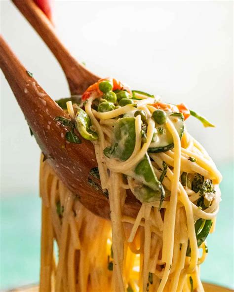 How many carbs are in pasta primavera in a savory garlic broth - calories, carbs, nutrition