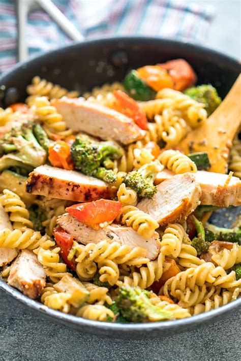 How many carbs are in pasta primavera with grilled chicken (12967.0) - calories, carbs, nutrition