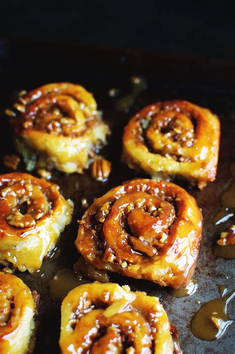 How many carbs are in pecan sticky buns - calories, carbs, nutrition