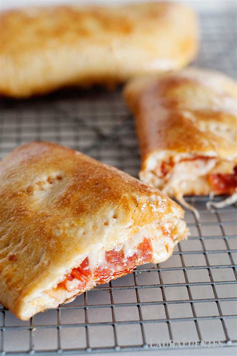 How many carbs are in pepperoni calzone (4527.4) - calories, carbs, nutrition