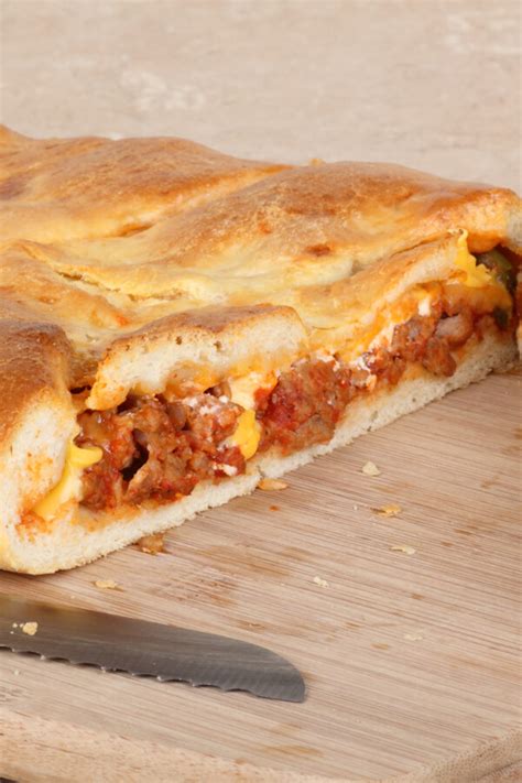 How many carbs are in pepperoni stromboli - calories, carbs, nutrition