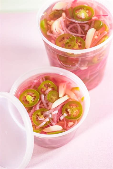 How many carbs are in pickled red onions and jalapenos - calories, carbs, nutrition