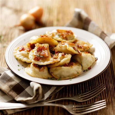 How many carbs are in pierogies with sauteed onions - calories, carbs, nutrition