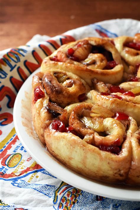 How many carbs are in pineapple cinnamon roll, with frosting - calories, carbs, nutrition