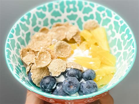 How many carbs are in pineapple parfait - calories, carbs, nutrition