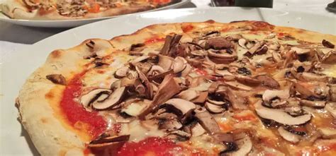 How many carbs are in pizza, mushroom (bostwick) - calories, carbs, nutrition