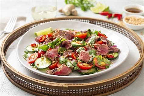 How many carbs are in platter thai beef salad - calories, carbs, nutrition