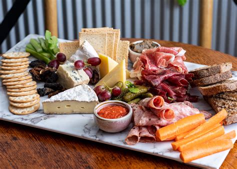 How many carbs are in ploughmans platter - calories, carbs, nutrition