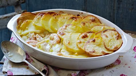 How many carbs are in potato topped smoked haddock and pollack fish pie - calories, carbs, nutrition