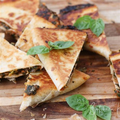 How many carbs are in quesadilla spinach mushroom 10