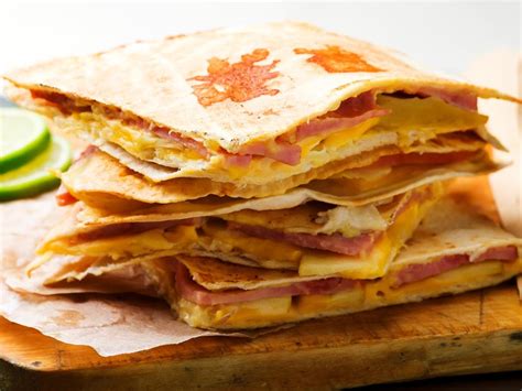 How many carbs are in quesadilla with cheddar - calories, carbs, nutrition
