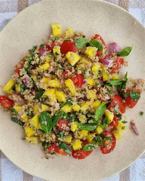 How many carbs are in quinoa salad with mango-curry dressing - calories, carbs, nutrition