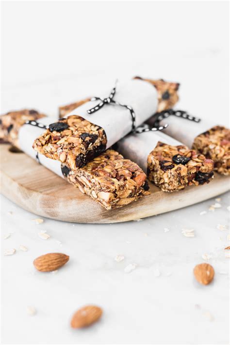 How many carbs are in raisin granola bar with almonds - calories, carbs, nutrition