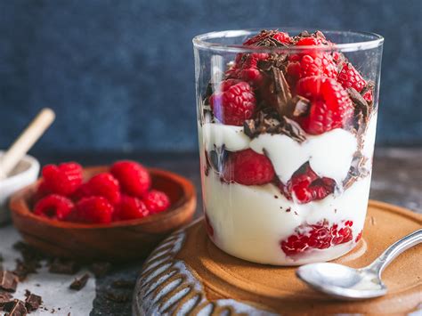 How many carbs are in raspberry chocolate yogurt parfat(to go) - calories, carbs, nutrition