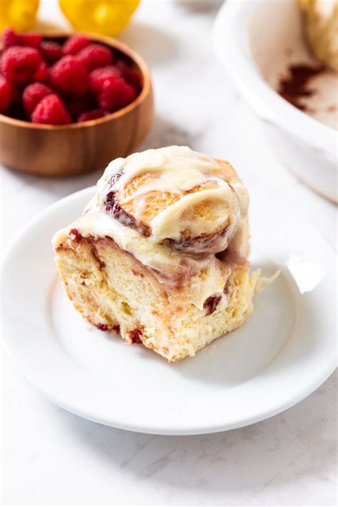 How many carbs are in raspberry cinnamon roll, with frosting - calories, carbs, nutrition