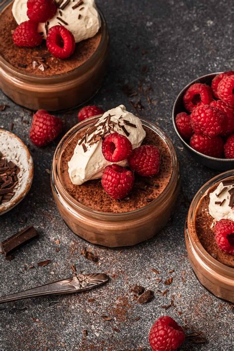 How many carbs are in raspberry mousse in a chocolate cup - calories, carbs, nutrition