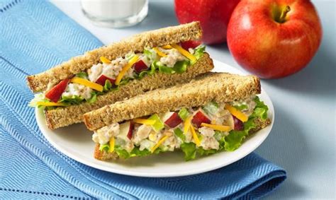 How many carbs are in red apple chicken salad sandwich on rye bread - calories, carbs, nutrition