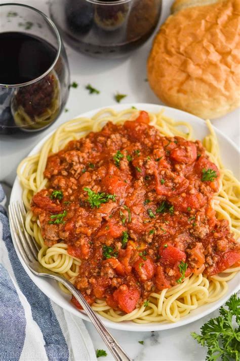 How many carbs are in restaurant, italian, spaghetti with meat sauce - calories, carbs, nutrition