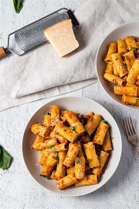 How many carbs are in rigatoni with traditional bolognese - calories, carbs, nutrition