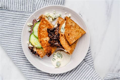 How many carbs are in roast beef and blue cheese wrap - calories, carbs, nutrition