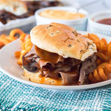 How many carbs are in roast beef and cheddar with onion roll - calories, carbs, nutrition