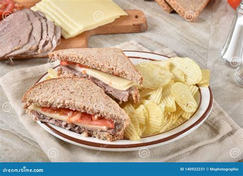 How many carbs are in roast beef swiss multi grain (29915.132) - calories, carbs, nutrition