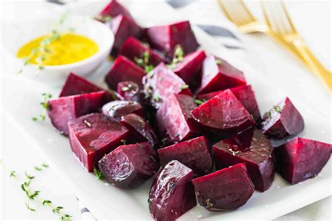 How many carbs are in roasted beetroot, red onion & grilled halloumi salad with tomato, olive & caper dressing - calories, carbs, nutrition