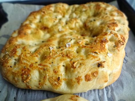 How many carbs are in roasted garlic focaccia - calories, carbs, nutrition