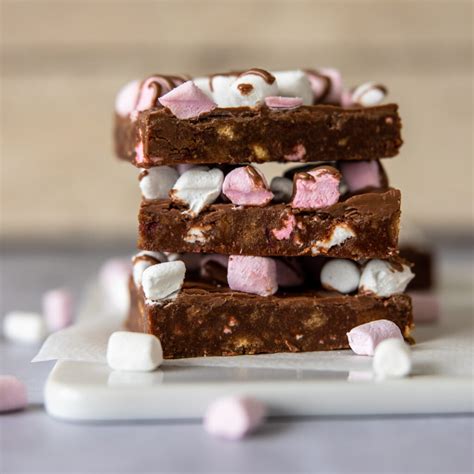 How many carbs are in rocky road traybake - calories, carbs, nutrition