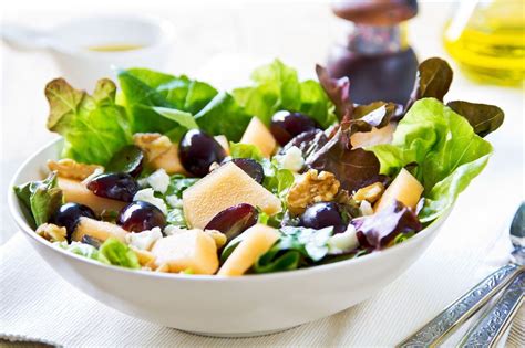 How many carbs are in romaine salad with white grapes - calories, carbs, nutrition