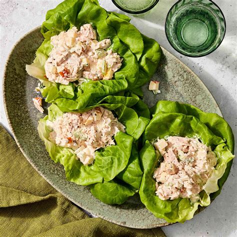 How many carbs are in salad bar tuna mayonnaise in a lettuce cup - calories, carbs, nutrition