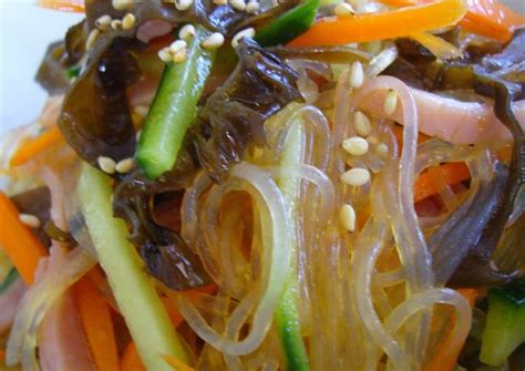 How many carbs are in salad entree noodle asian cellophane - calories, carbs, nutrition