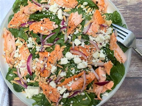 How many carbs are in salmon blueberry spinach salad - calories, carbs, nutrition