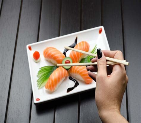 How many carbs are in salmon cakes - small - calories, carbs, nutrition